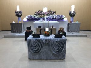 川口市民葬祭では、たくさんの花祭壇デザインがございます。スタッフ一同真心込めて作成に取り組んでおり、お客様のご要望にお応え出来るよう、日々努力しております。 お気軽にお問い合わせください。