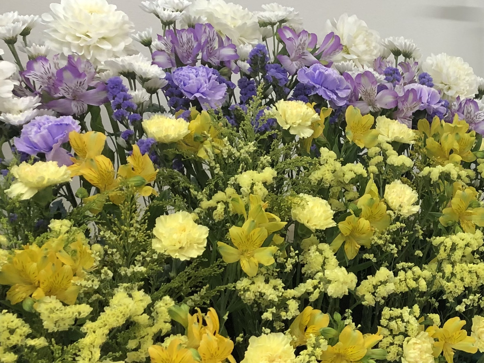 川口市民葬祭では、家族葬にピッタリの花祭壇がたくさんあり、大切な人を綺麗なお花で送ってあげたいというお気持ちにお応えしております。心残りのない葬儀にするためにも、まずはお気軽にお問い合わせください。 川口市民葬祭 0120-419-451